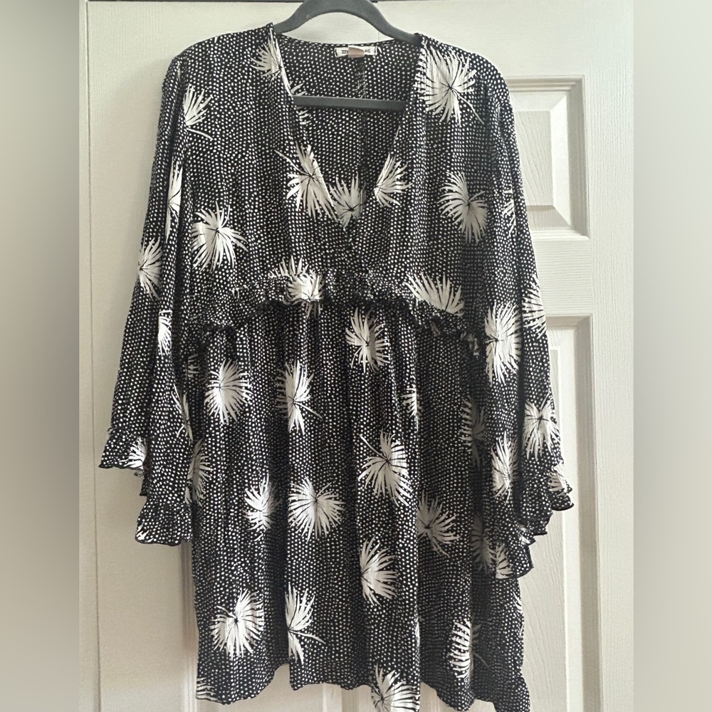Billabong Dress Size M Black White Floral Dots Ruffle 3/4 Sleeve Mini Flowy